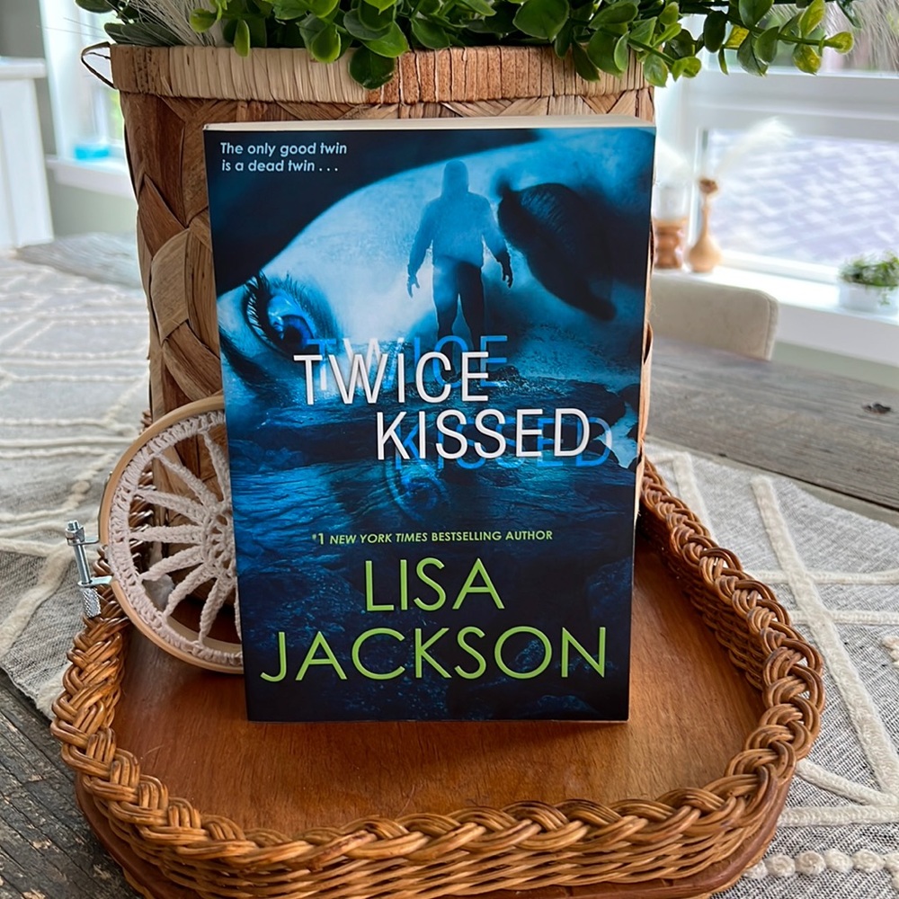 4/$20 NOVEL : TWICE KISSED BY Lisa Jackson